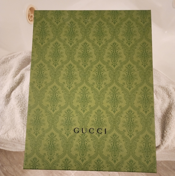 Gucci Box 16.5x12.5x3.75 - Picture 1 of 7